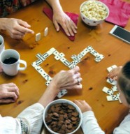 Goûter et jeux de société en famille